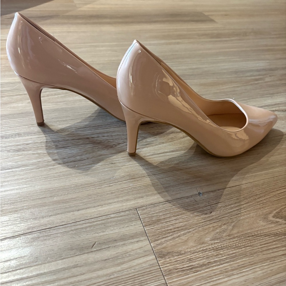 REVOLVE nude/tan pumps